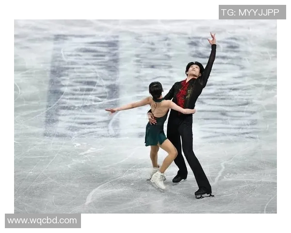 国际花样滑冰大奖赛总决赛开幕 我国小将暂列青年组双人滑前两位